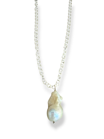 Pearl necklace on a white background inamullumani 